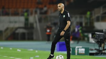 Walid Regragui, entraîneur de football, sur le terrain.