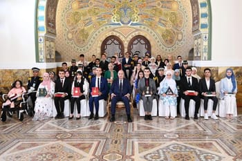 Groupe de diplômés et de responsables lors de la cérémonie de remise des diplômes.