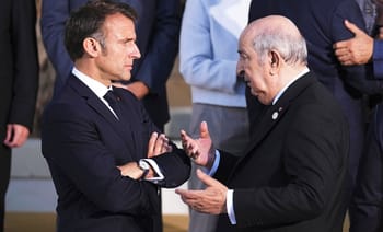 Macron et un leader en discussion lors d'une rencontre officielle.