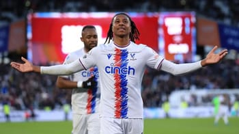 Michael Olise célèbre un but lors d'un match de football.