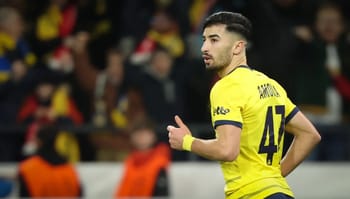 Mohamed Amoura portant le maillot jaune, en pleine action sur le terrain.