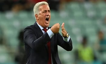 Vladimir Petkovic encourageant lors d'un match de football.