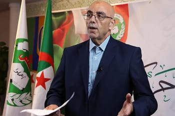 Présidentielles en Algérie : Abdelali Hassani Cherif donne du réconfort au peuple dz, à travers sa vision historique Homme politique en discours lors d'un événement en Algérie.