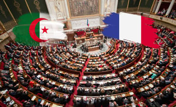 Assemblée nationale française avec drapeaux algérien et français en fond.