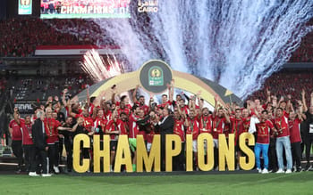 Insolite! Al Ahly casse le trophée lors de la célébration de la Coupe de la CAF L'équipe d'Al Ahly célèbre sa victoire avec le trophée de la CAF.