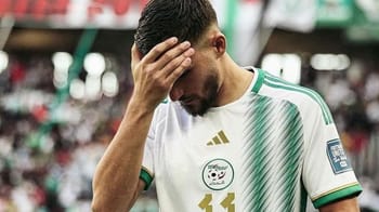 Houssem Aouar avec une expression de douleur sur le terrain.
