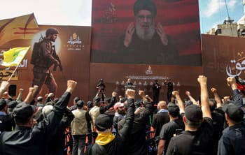 Manifestation populaire avec discours de Nasrallah sur grand écran.