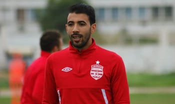Mokhtar Belkhiter joueur de football en entraînement avec le CR Belouizdad.