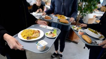 Jeunes étudiants africains dégustant un repas dans un restaurant universitaire.
