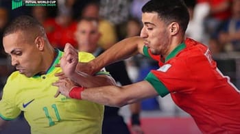 Joueur brésilien en action contre un joueur marocain lors d'un match de futsal.