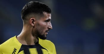 Houssem Aouar en action, portant le maillot jaune et noir.