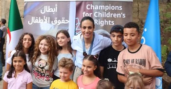 Imane Khelif avec des enfants lors d'une cérémonie pour les droits de l'enfant.