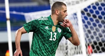 Islam Slimani, joueur algérien, célèbre après un but lors d'un match de football.