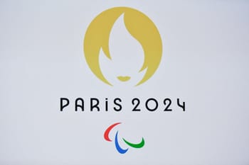 Logo officiel des Jeux Paralympiques de Paris 2024 avec flamme et symboles colorés.