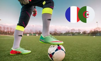 Joueur de football avec drapeau France-Algérie en arrière-plan.