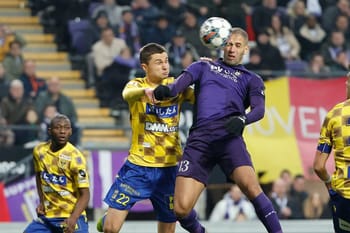Gardien de but en pleine action lors d'un match de football.