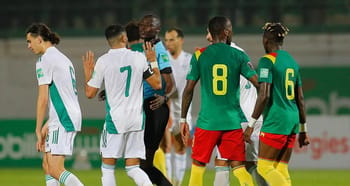 Le Cameroun dans de beaux draps! La FIFA sur le point d'infliger une sanction sévère à Samuel Eto'o et la Fecafoot Joueurs de football du Cameroun et du Sénégal en action sur le terrain.