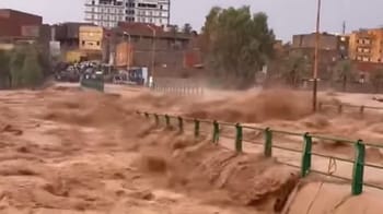 Forte inondation avec débordement de rivière en zone urbaine au Maghreb.