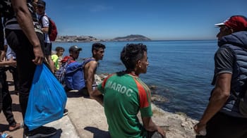 Groupe de jeunes migrants marocains près de la côte méditerranéenne.