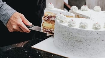 Gâteau blanc décoré avec crème et fruits rouges pour une occasion spéciale.