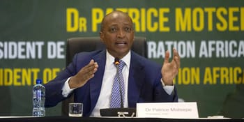 Patrice Motsepe lors d'une conférence à la CAF, en pleine discussion.
