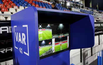 Poste de VAR utilisé lors d'un match de Ligue 1.