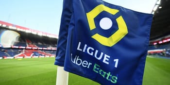 Drapeau de la Ligue 1 avec logo Uber Eats au stade.