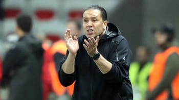 Nabil Maâloul donne des instructions lors d'un match de football.