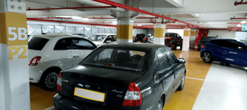Voiture noire dans un parking souterrain en Algérie.