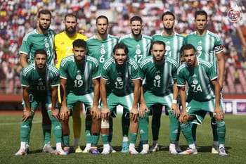 Groupe de joueurs togolais en uniforme vert sur le terrain.