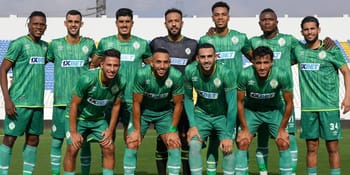 Groupe de joueurs du Raja Casablanca en tenue verte.