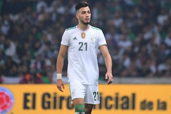Ramy Bensebaini portant le maillot de l'équipe nationale algérienne.