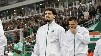 Rayan Aït-Nouri en tenue d'équipe lors d'un match de football.