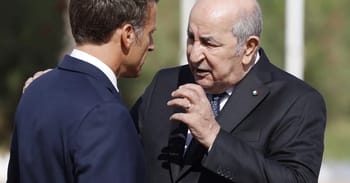 Macron et un officiel en discussion lors d'une rencontre diplomatique.