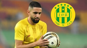 Ryad Boudebouz joueur de football algérien en action sur le terrain.
