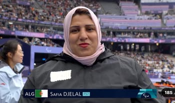 Safia Djelal, athlète algérienne, lors des Jeux Paralympiques 2024.