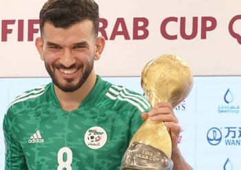 Amir Sayoud tenant le trophée de la FIFA Arab Cup.