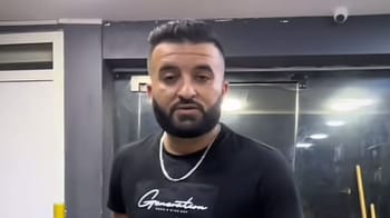 Homme danseur algérien en studio, vidéo TikTok virale.