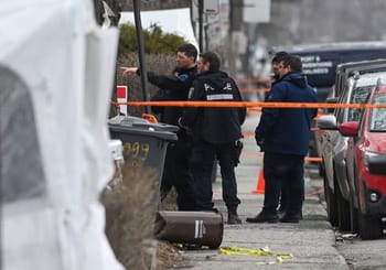Policiers sur la scène d'une tragédie à Montréal.