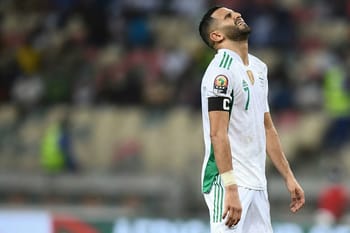 Riyad Mahrez en tenue de l'Algérie, visiblement frustré lors du match.