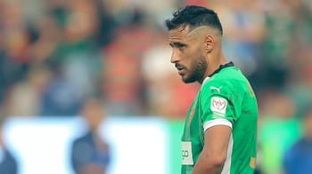 Youcef Belaili joueur de football en action sur le terrain.