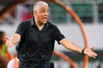 La FIFA rend justice à Adel Amrouche : L'entraineur algérien triomphe de la CAF et donne un véritable coup de booste à sa carrière Entraîneur Adel Amrouche donnant des instructions passionnées.