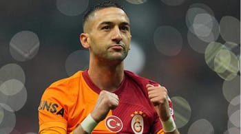 Hakim Ziyech, joueur de football marocain, en pleine action sur le terrain.