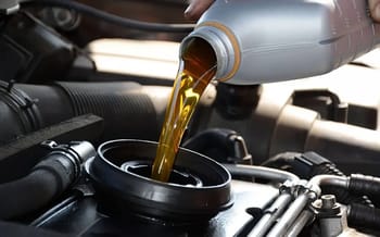 Remplissage d'huile moteur Naftal dans un moteur de voiture.