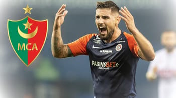 Andy Delort célèbre sa signature avec le MC Alger.