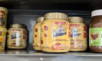 Crème de noisettes El Mordjene sur une étagère en France.