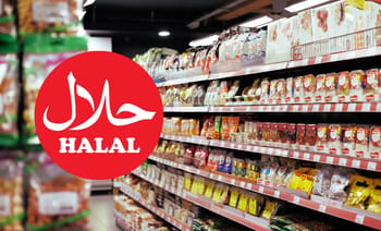 Rayons de produits Halal dans un supermarché algérien.