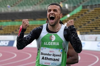 Athlète algérien Skander Athmani célébrant sa victoire aux Jeux Paralympiques 2024.
