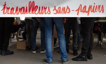 Groupe de travailleurs sans-papiers algériens en lutte pour leurs droits.
