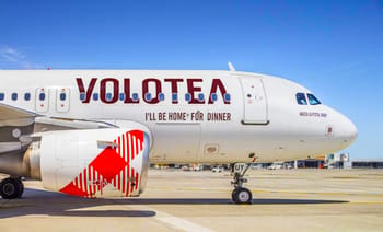 Avion Volotea sur le tarmac avec logo visible.